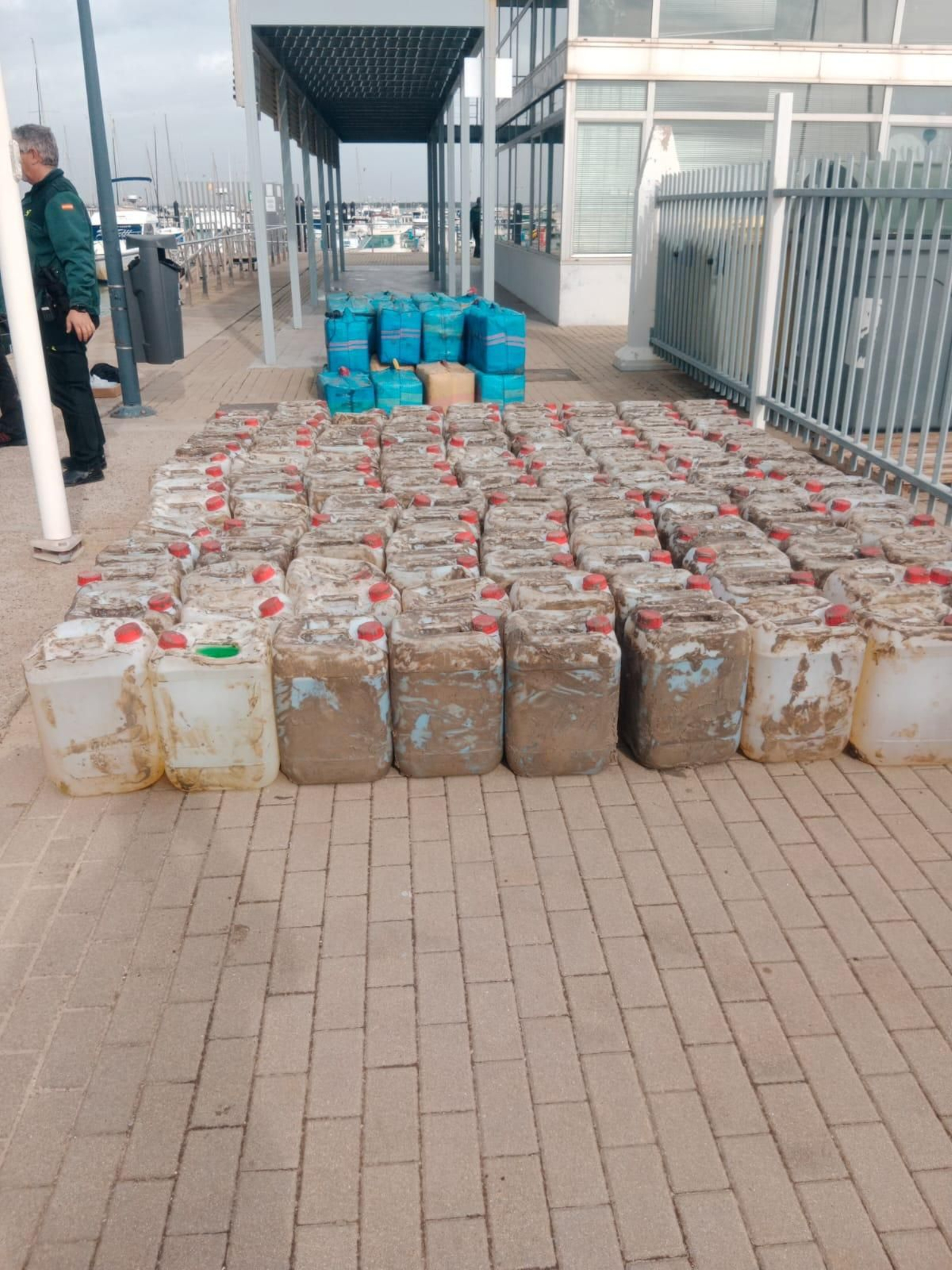 Las 120 garrafas de combustible que se han aprehendido también en la operación antidroga de la Guardia Civil llevada a cabo de madrugada en el caño de Sancti Petri Las 120 garrafas de combustible que se han aprehendido también en la operación antidroga de la Guardia Civil llevada a cabo de madrugada en el caño de Sancti Petri