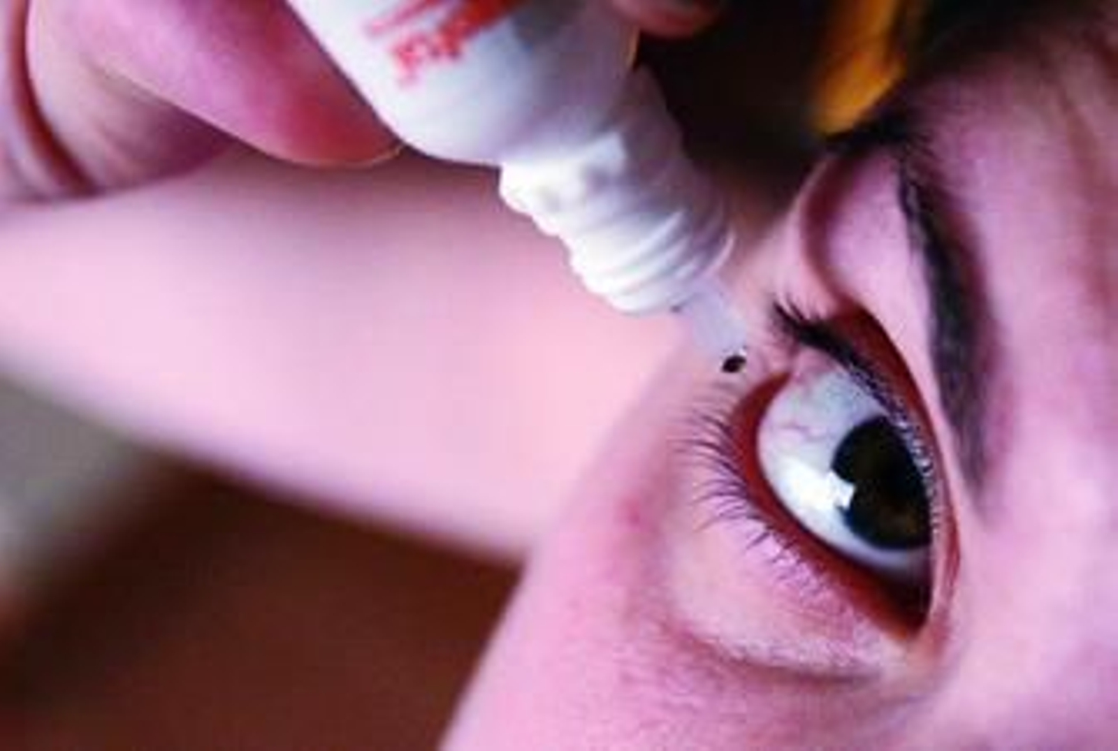 La lágrimas artificiales basadas en sueros salinos alivian la molestias y escozores.