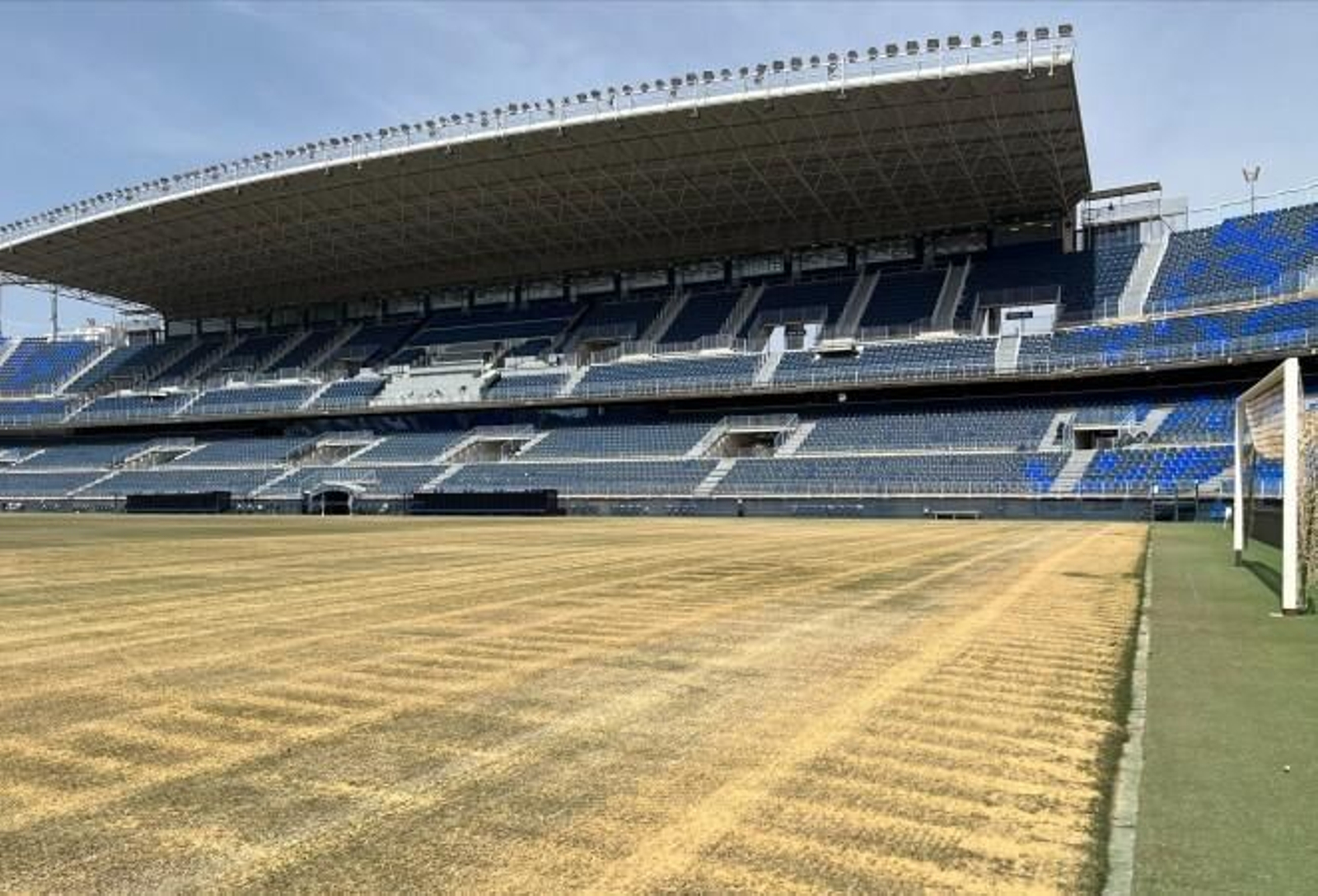El Málaga CF cambia el césped de La Rosaleda