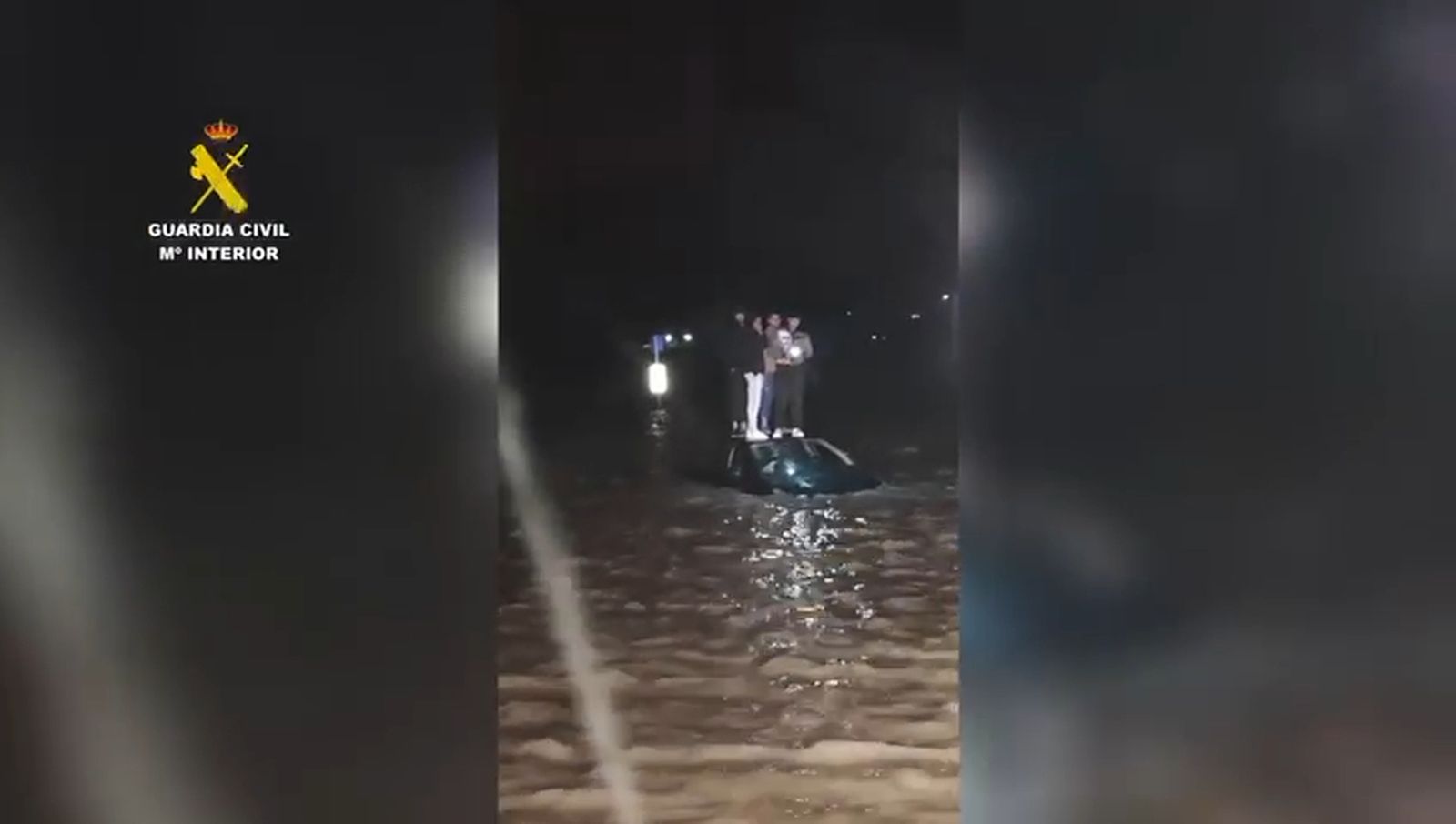 Rescatadas cuatro personas del techo de un coche atrapado en Huétor Tájar