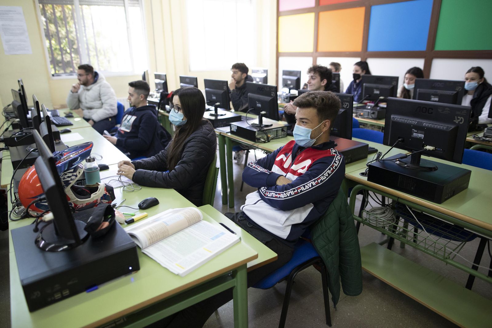 Estudiantes en un instituto de Granada.