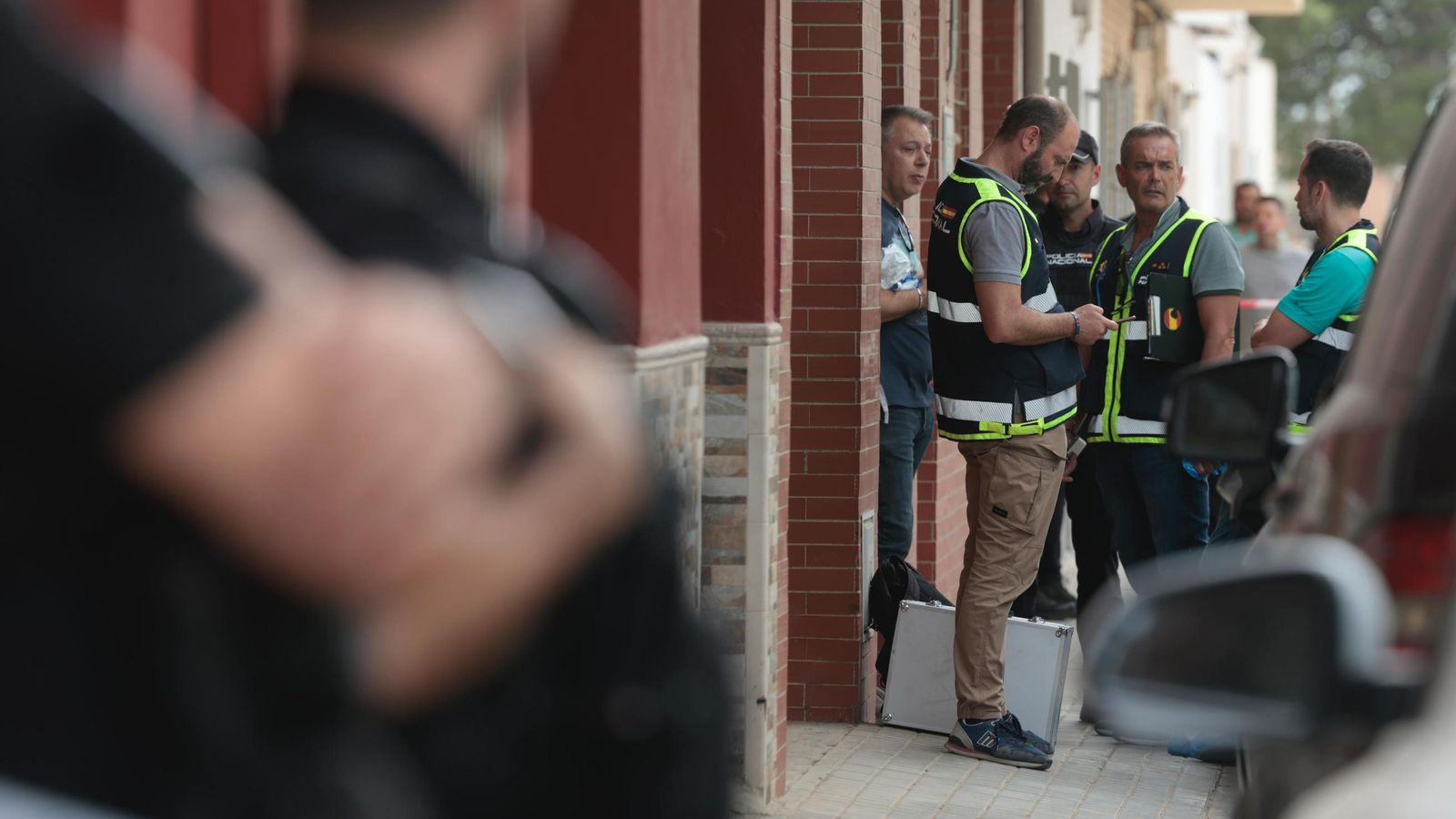 Agentes trabajan en la zona del suceso en Valdezorras