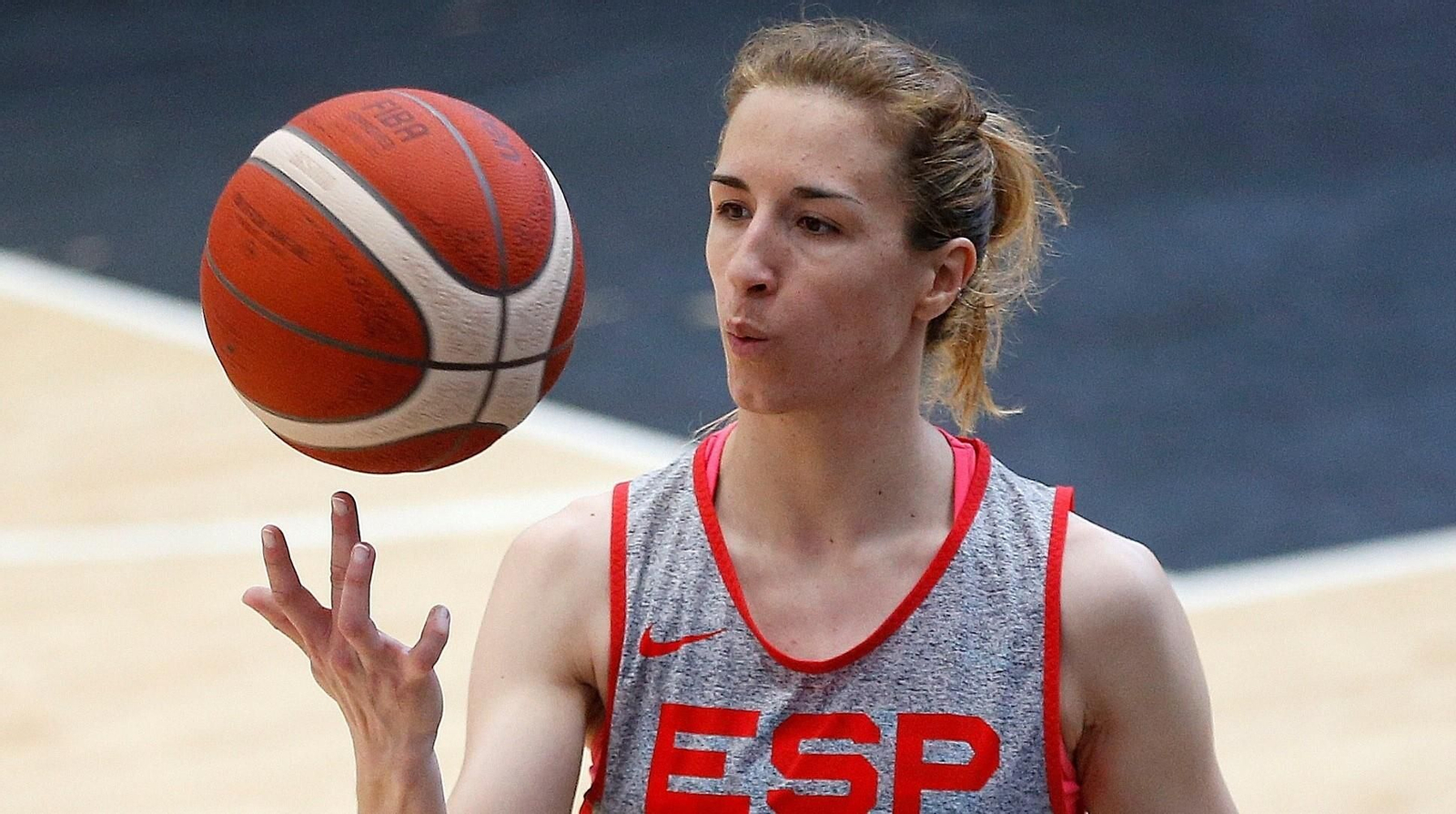 Queralt Casas, jugadora de la selección española de baloncesto, hace girar el balón.