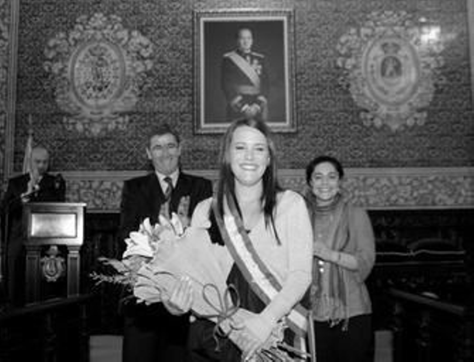 Tara Aguilar junto el alcalde, Tomás Herrera, y la edil de Feria y Fiestas, Inmaculada Nieto, ayer.