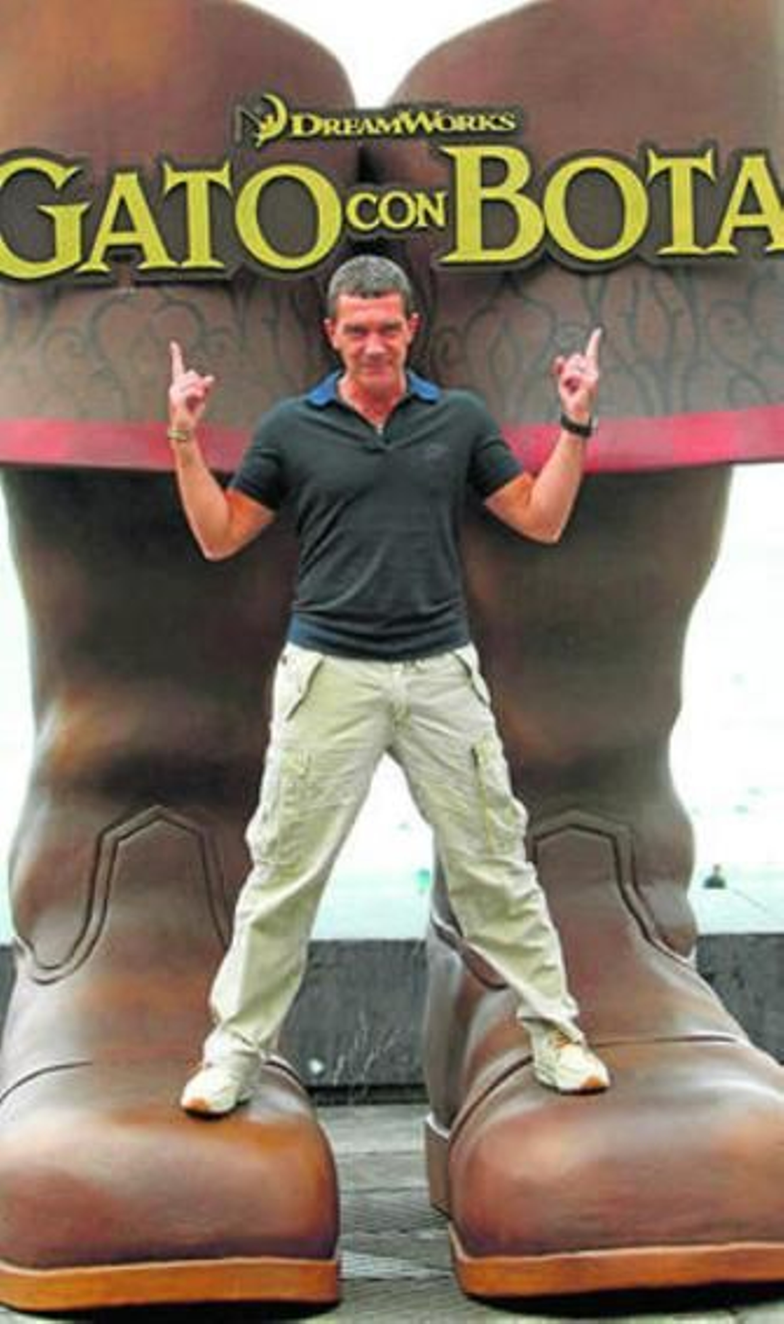 Banderas, ayer, con sus botas en San Sebastián.