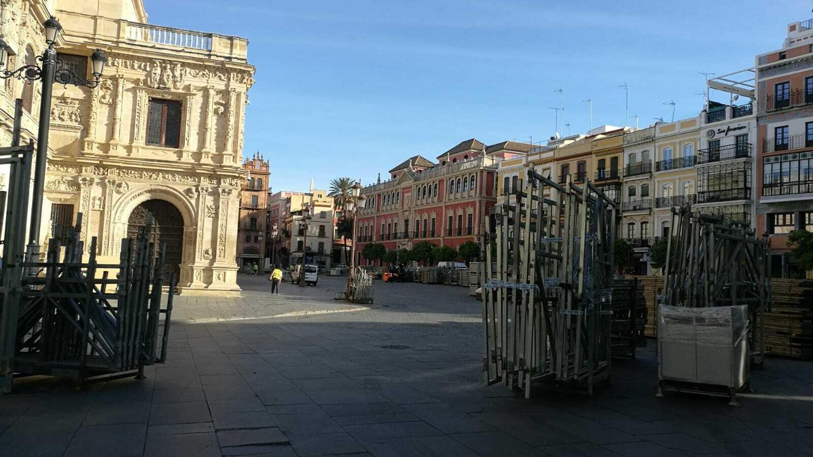 La Plaza de San Francisco, preparada para el montaje de los palcos de la carrera oficial.