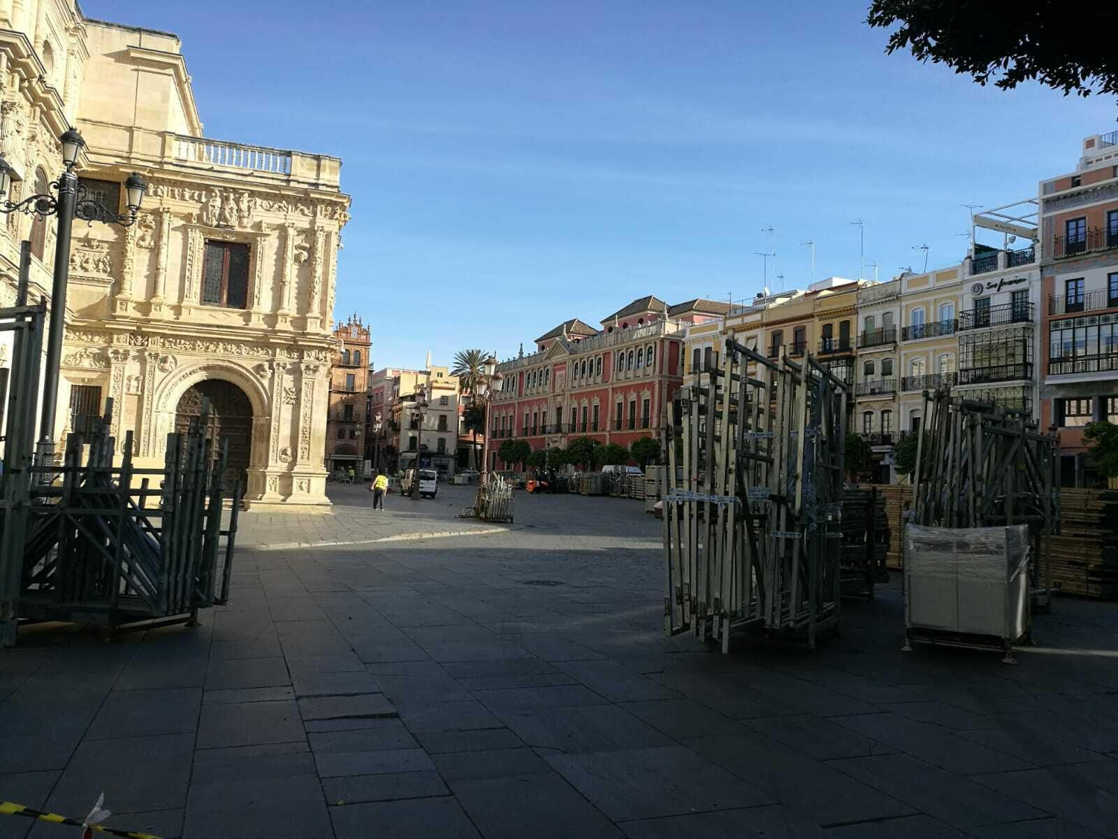 La Plaza de San Francisco, preparada para el montaje de los palcos de la carrera oficial.