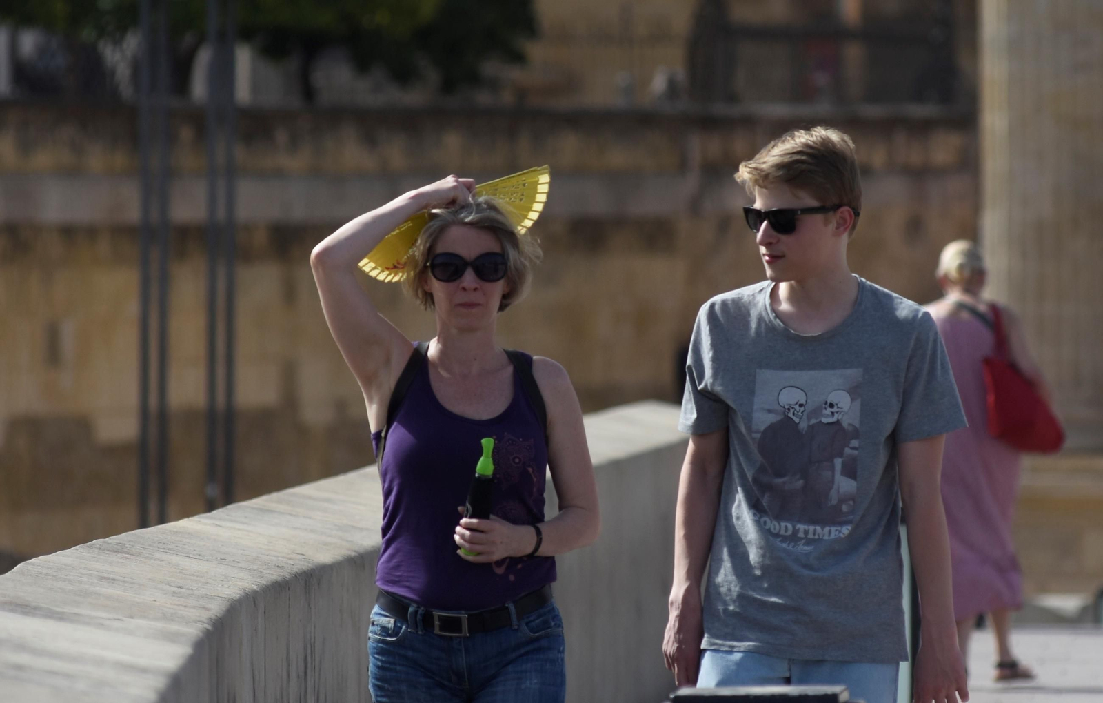 Turistas paseando por el puente romano de Córdoba Turistas paseando por el puente romano de Córdoba