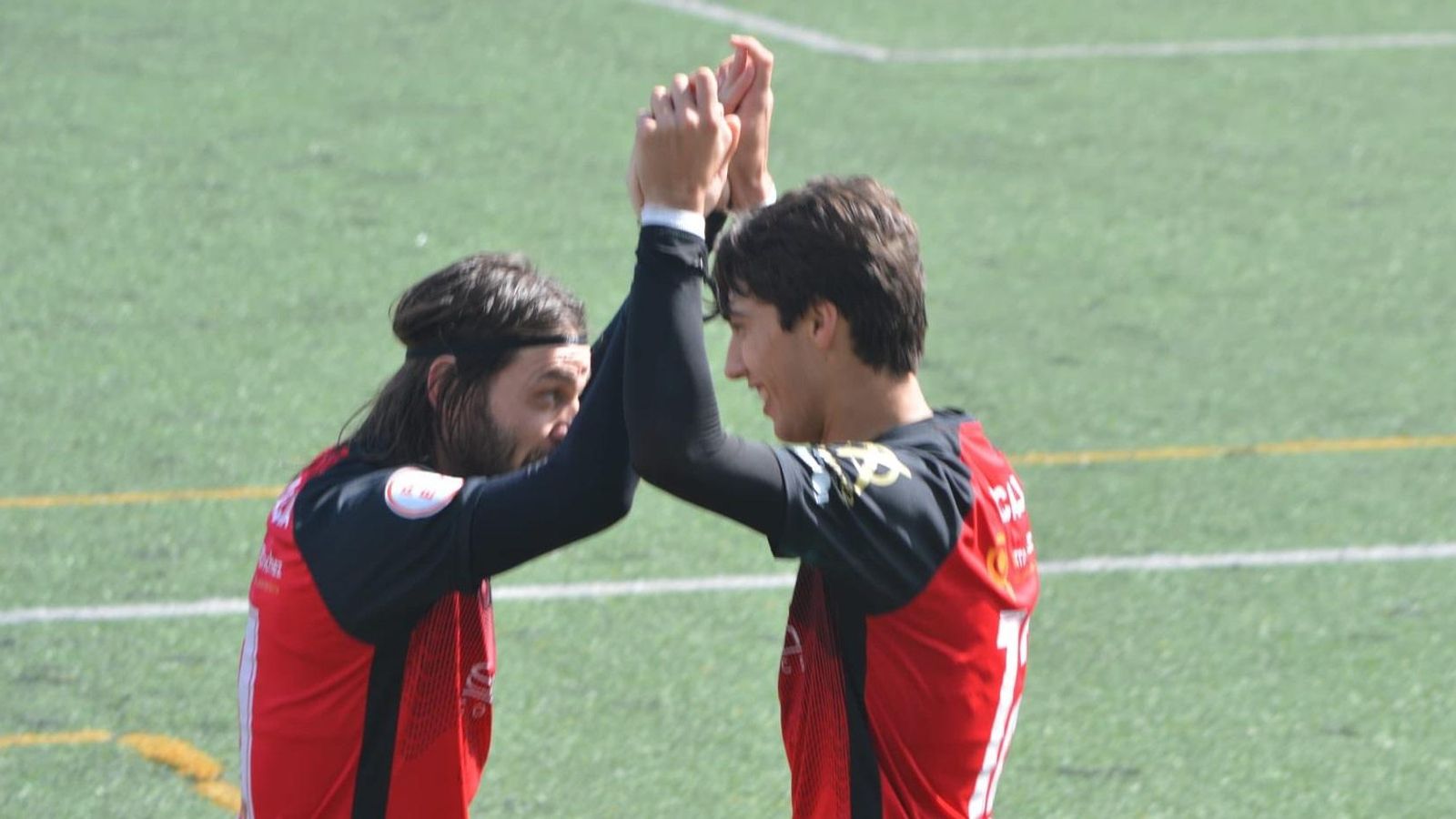 Capilla celebra el gol del Salerm junto a Migue García. Capilla celebra el gol del Salerm junto a Migue García.