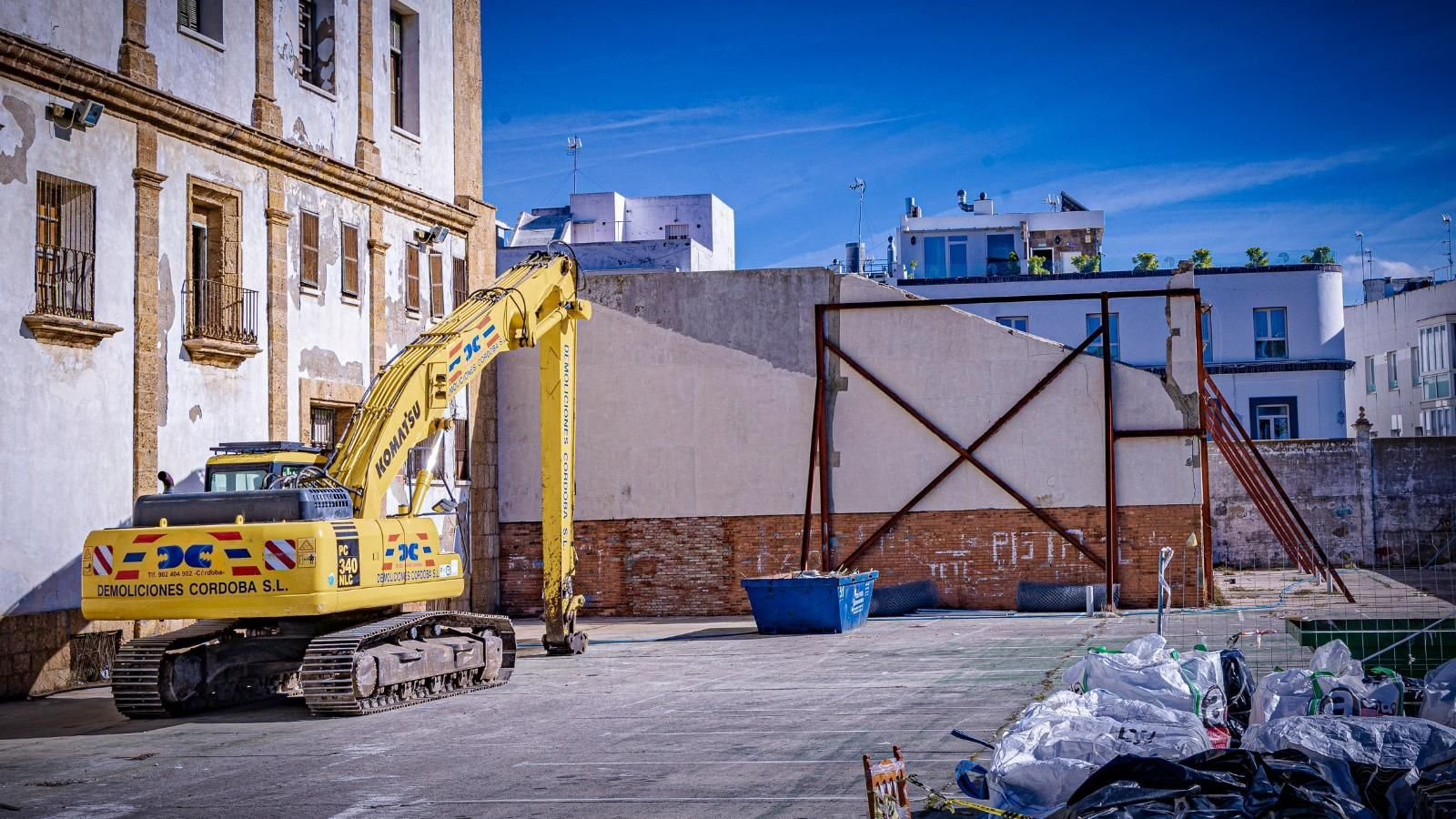 La maquinaria ya está preparada en Valcárcel para derribar las naves anexas al histórico edificio.