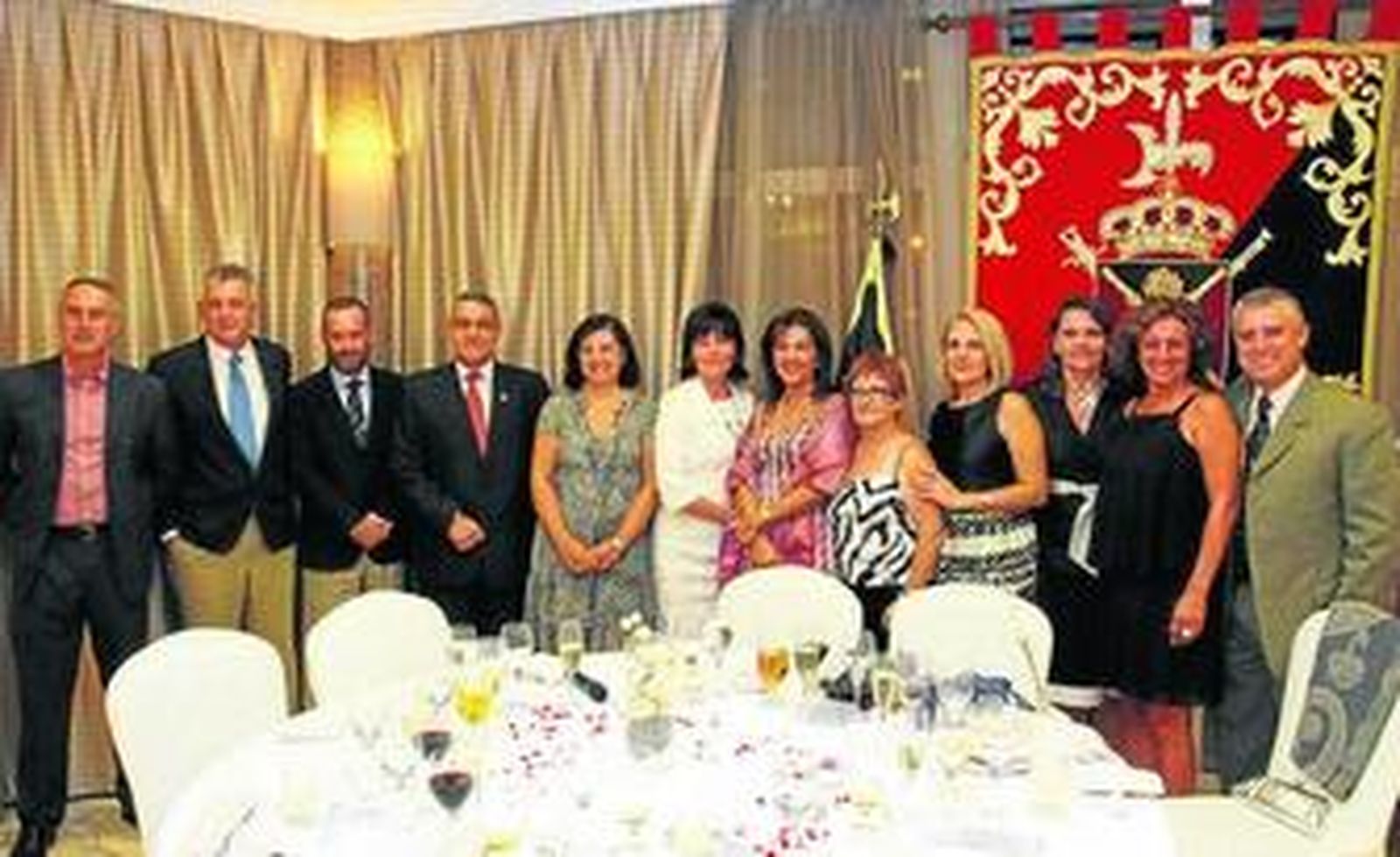 El general Varela junto al homenajeado, jefes de las distintas Unidades de la Brileg y sus esposas.