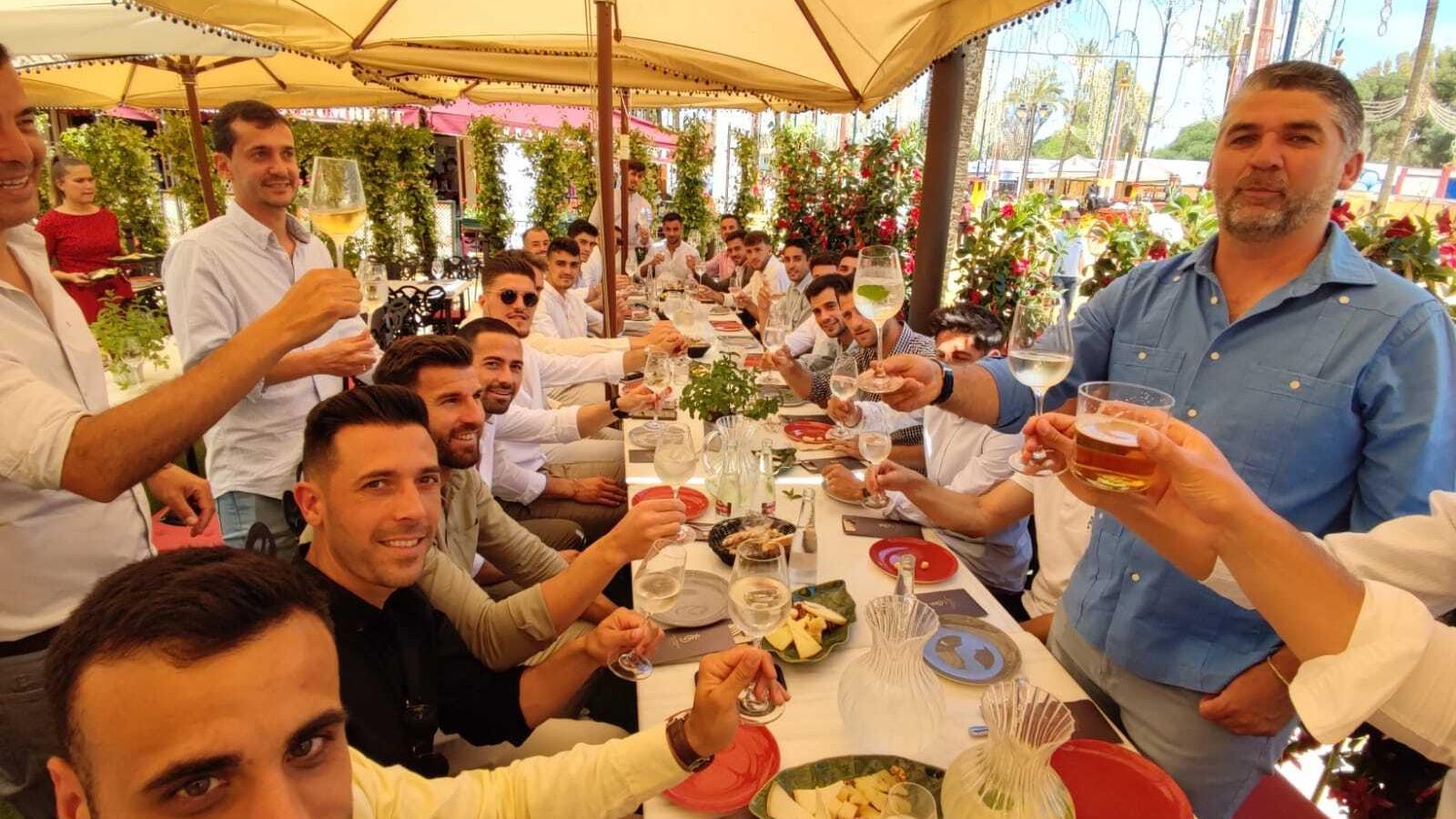 Los técnicos y jugadores, en un momento de su almuerzo en González Byass.