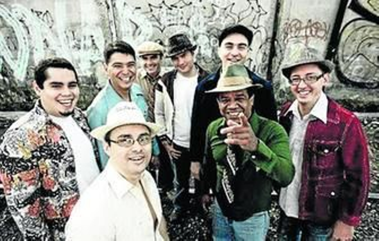 Los integrantes del grupo costarricense 'Son de Tikizia' interpreta música salsa con nuevas ideas y un sonido más depurado.