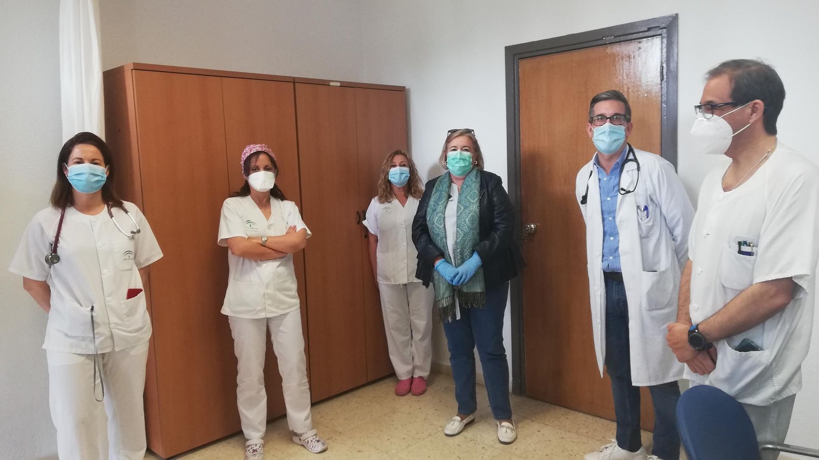 Manuela Caro con responsables del Infanta Elena.