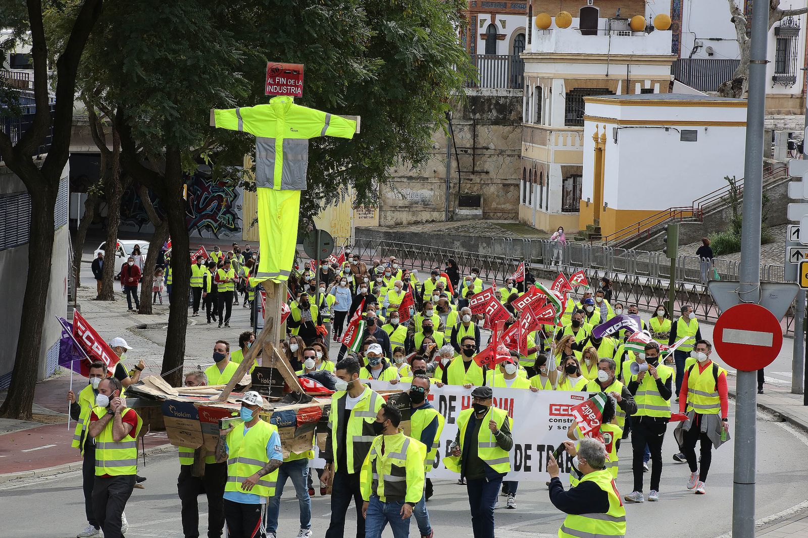 Marcha de los trabajadores contra el ERE de Holcim en Jerez