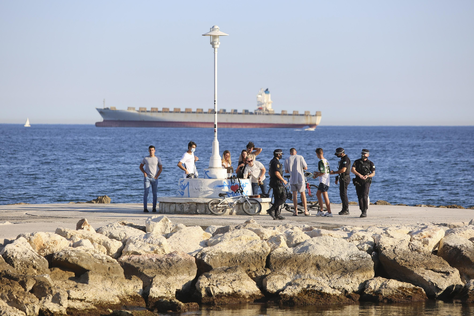 Las fotos del refuerzo policial en Pedregalejo ante su masificación