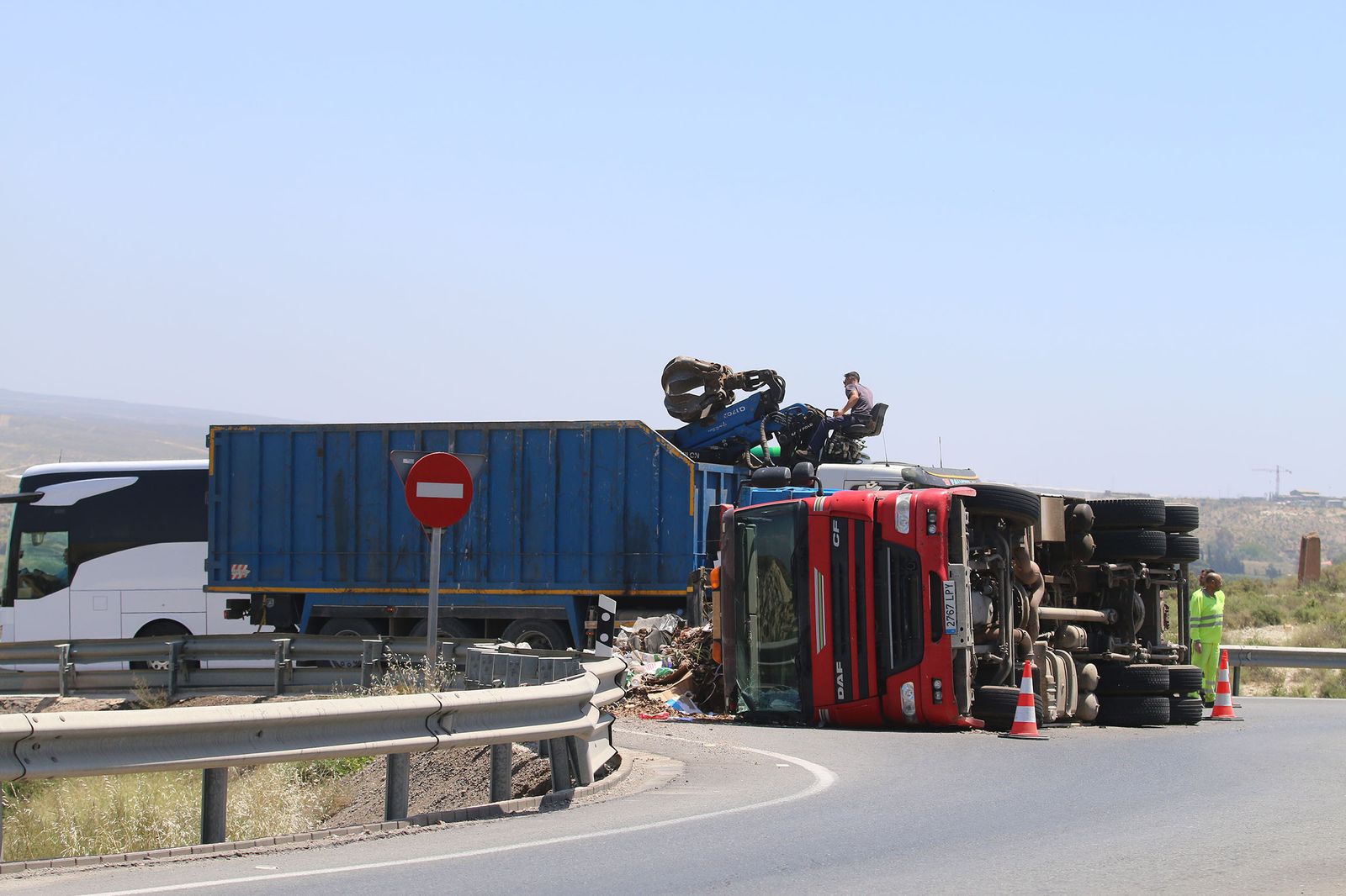 Vuelca un camión en la rotonda de la fábrica de Briseis