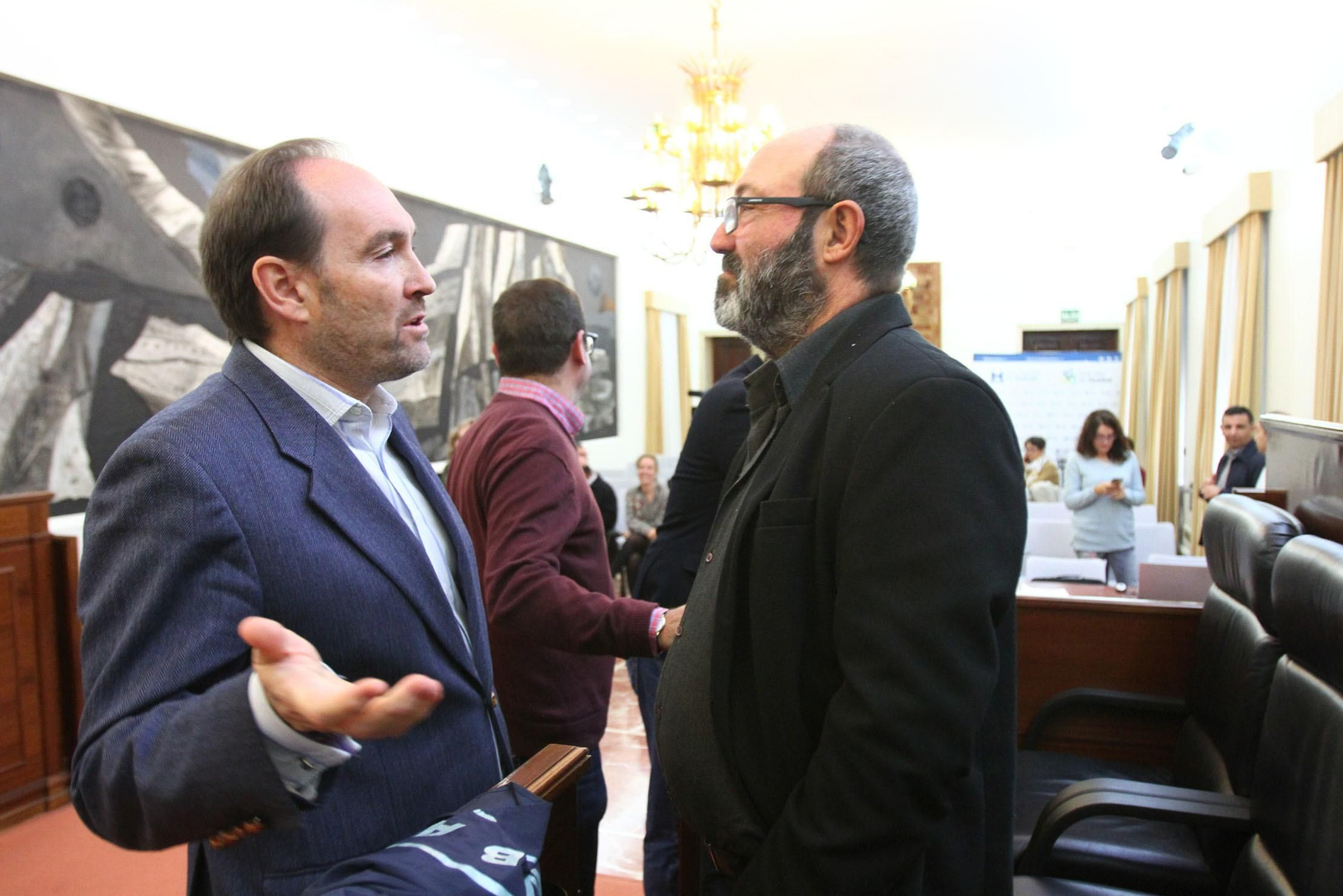 El portavoz del PSOE, José Fernández, conversa con el de IU, Pedro Jiménez.