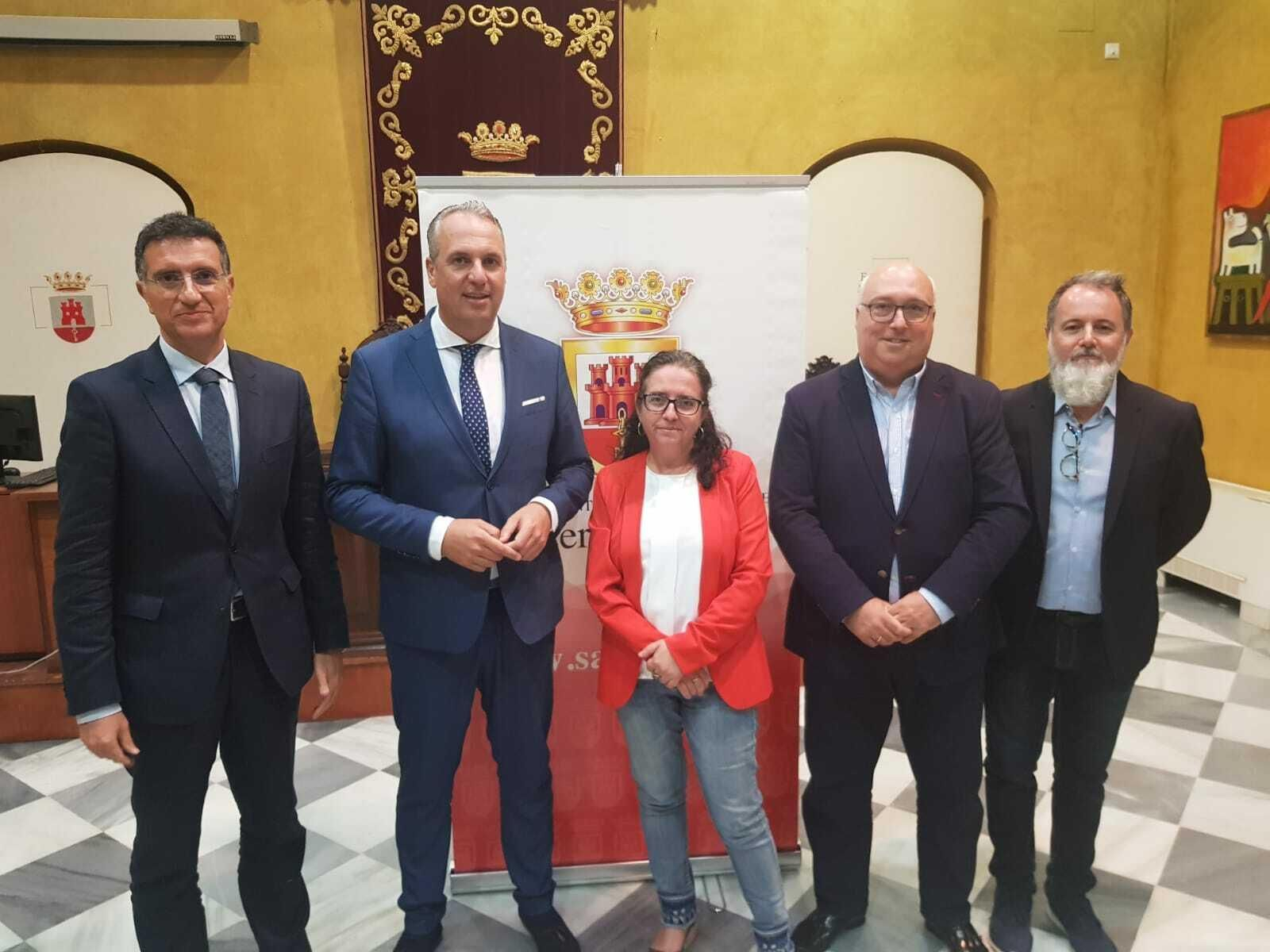 Ruiz Boix, acompañado de los periodistas participantes en la entrevista.