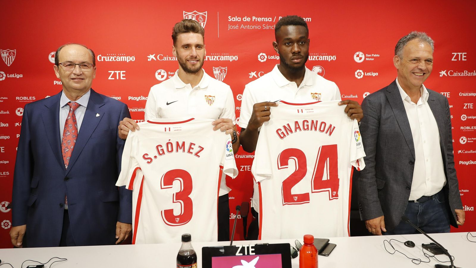 Gnagnon junto a Sergi Gómez, con Castro y Caparrós.