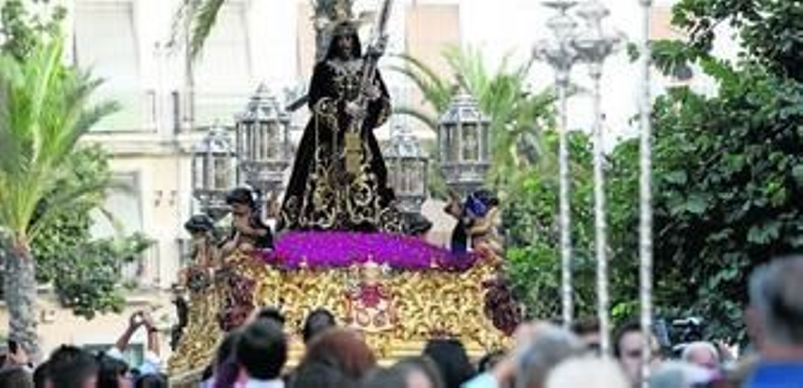 El paso del Nazareno de Santa María atraviesa la avenida Ramón de Carranza, en una estampa inusual durante la Semana Santa.