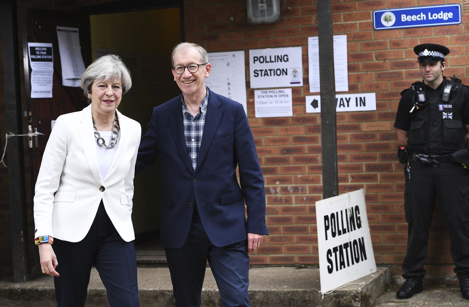 La primera ministra británica, Theresa May, y su marido Philip posaban ayer antes de votar en un colegio electoral en Sonning, en el condado inglés de Berkshire.