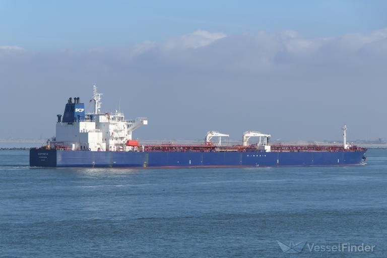 Un buque con crudo ruso sancionado por la UE y EEUU pasa cerca de aguas de Cádiz con destino Rusia