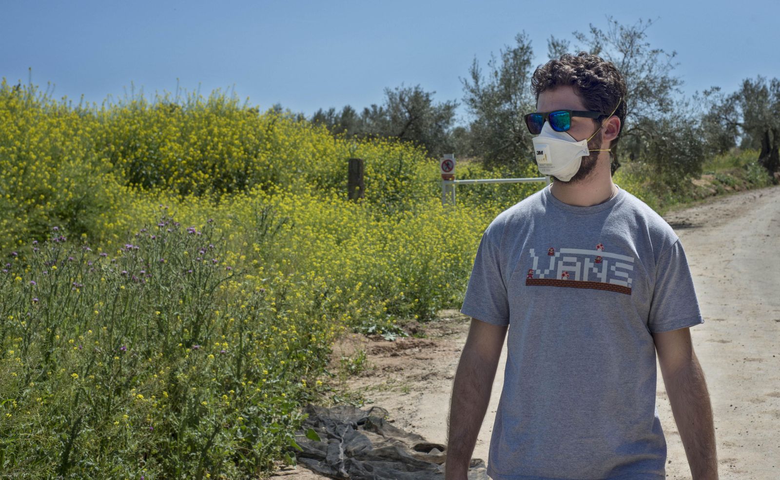 Un joven se protege del polen en una imagen de archivo.