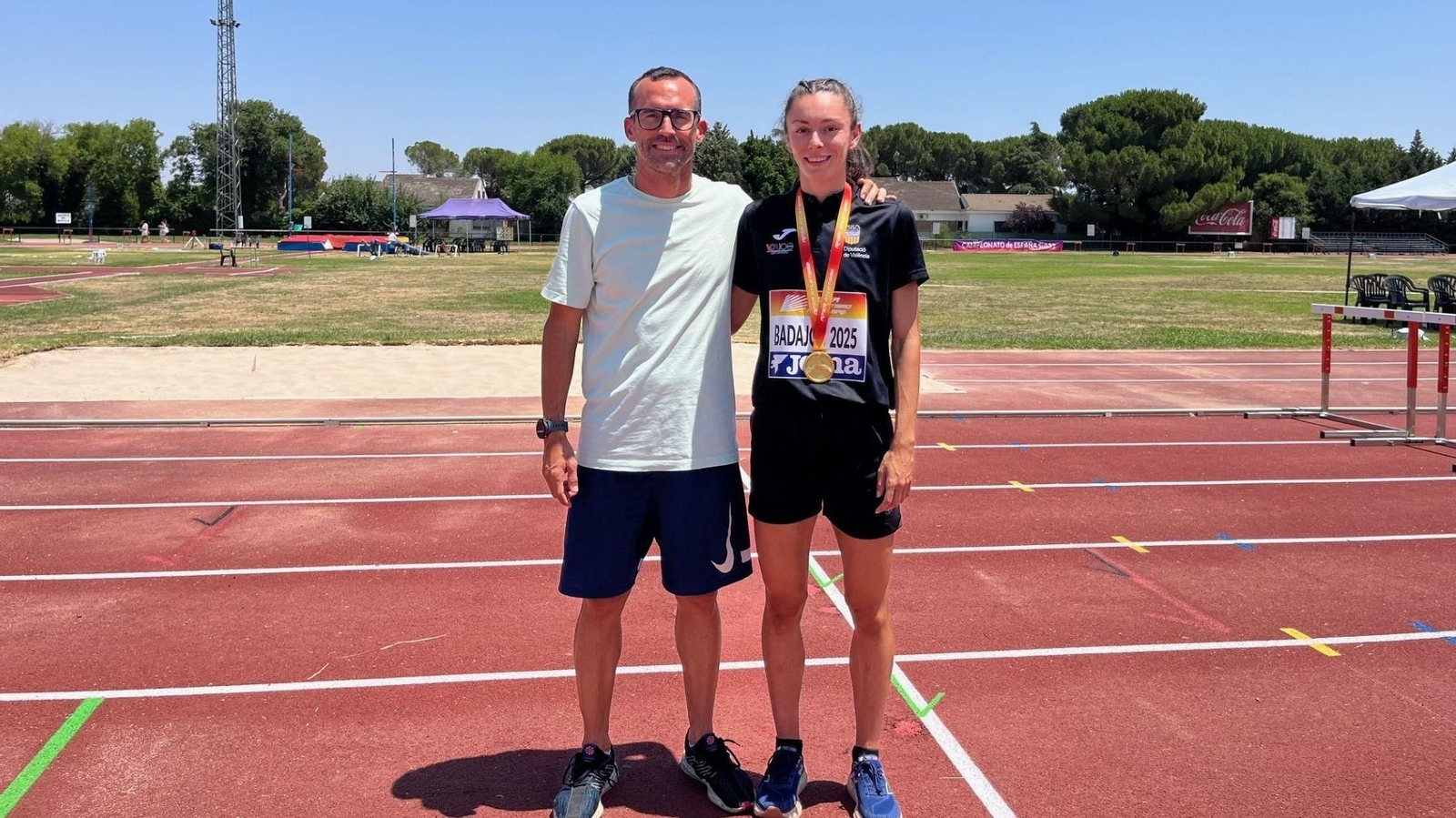 Ana Prieto, con su medalla de oro, junto a su entrenador, Saúl Sáez. Ana Prieto, con su medalla de oro, junto a su entrenador, Saúl Sáez.