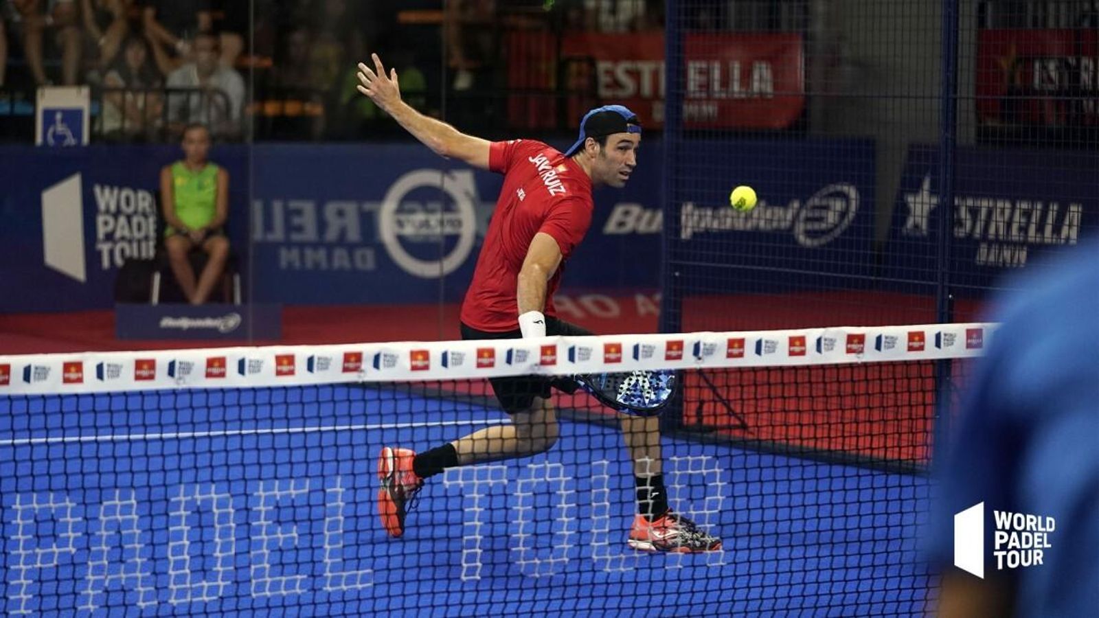 Javi Ruiz golpea de revés durante un torneo del World Padel Tour.