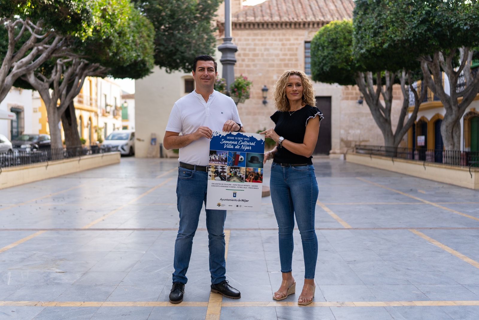 Alcalde y edil de Cultura muestran el cartel del evento.