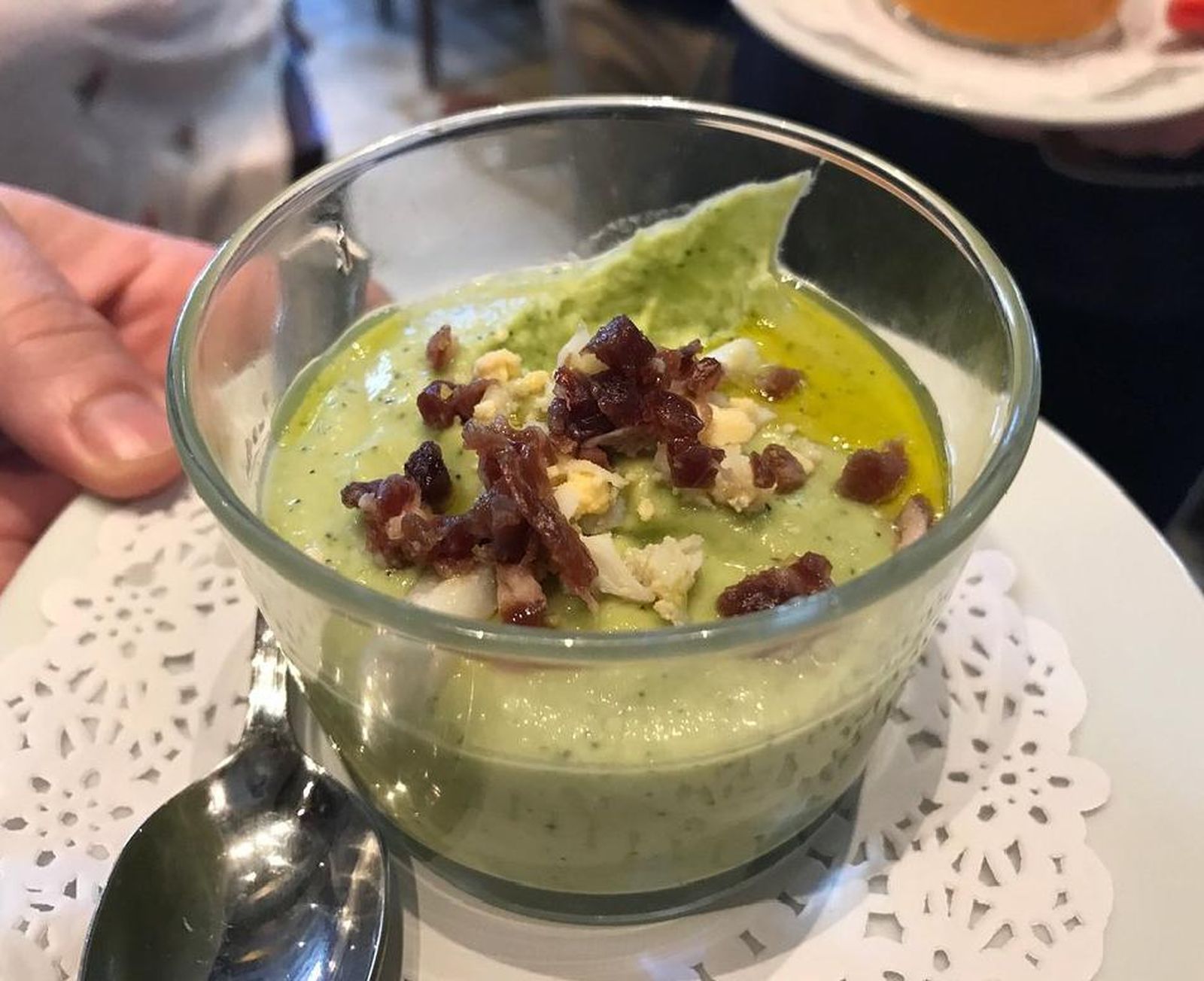 Salmorejo de calabacín y berenjena con huevo duro y jamón.