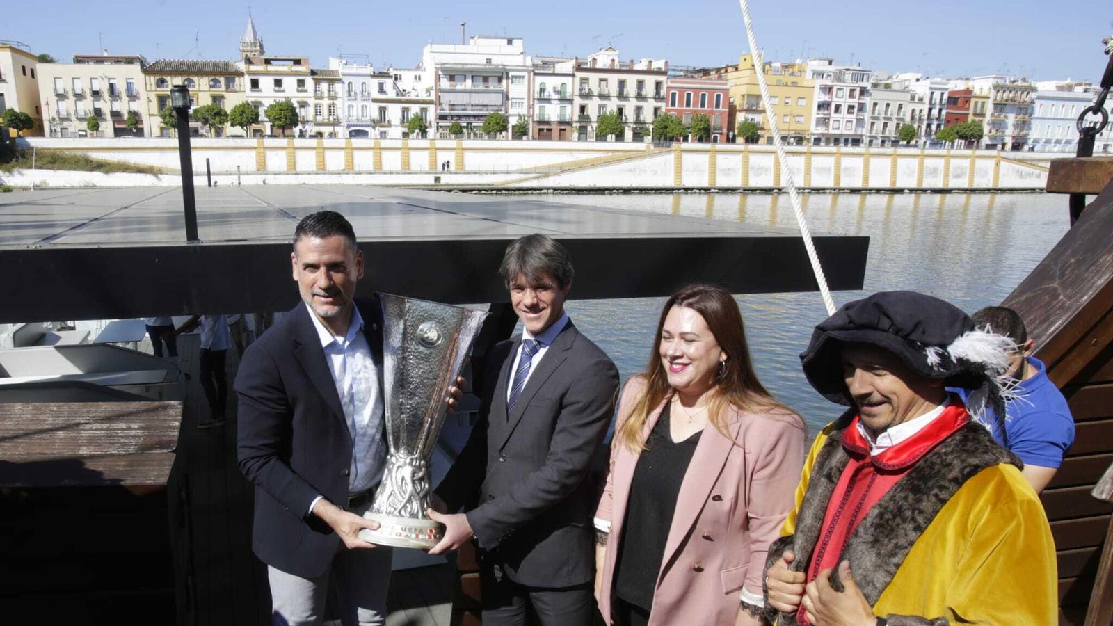 Palop, David Guevara, Marisa Gómez y 'Magallanes' posan con el trofeo en la Nao Victoria.