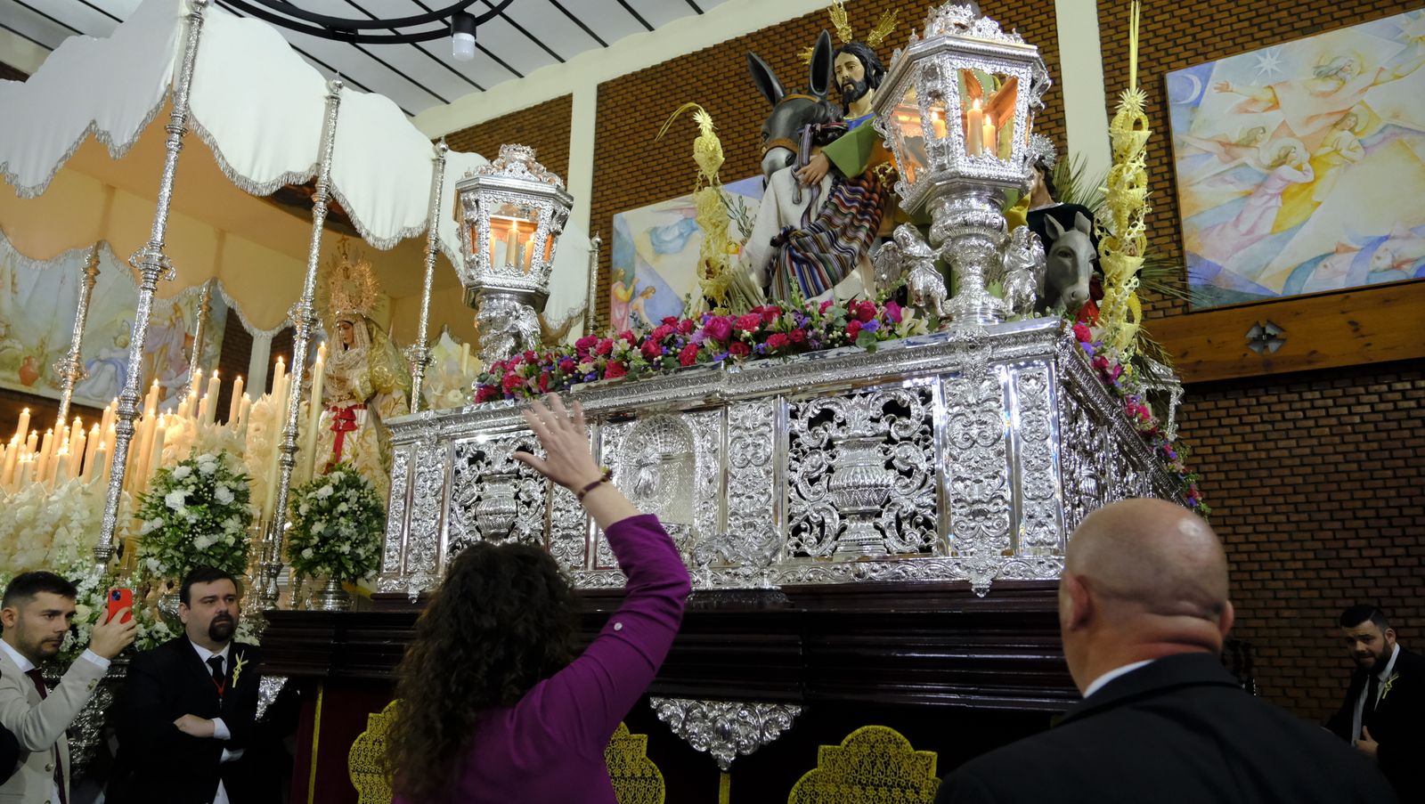 La Borriquita procesiona por las calles de Almería, en imágenes