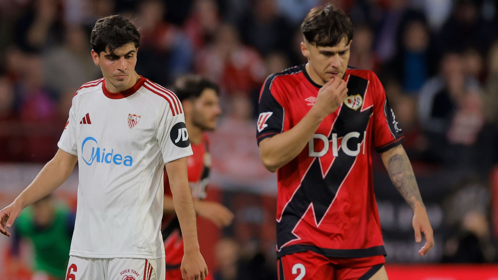 Juanlu mira al suelo en el encuentro ante el Rayo Vallecano.