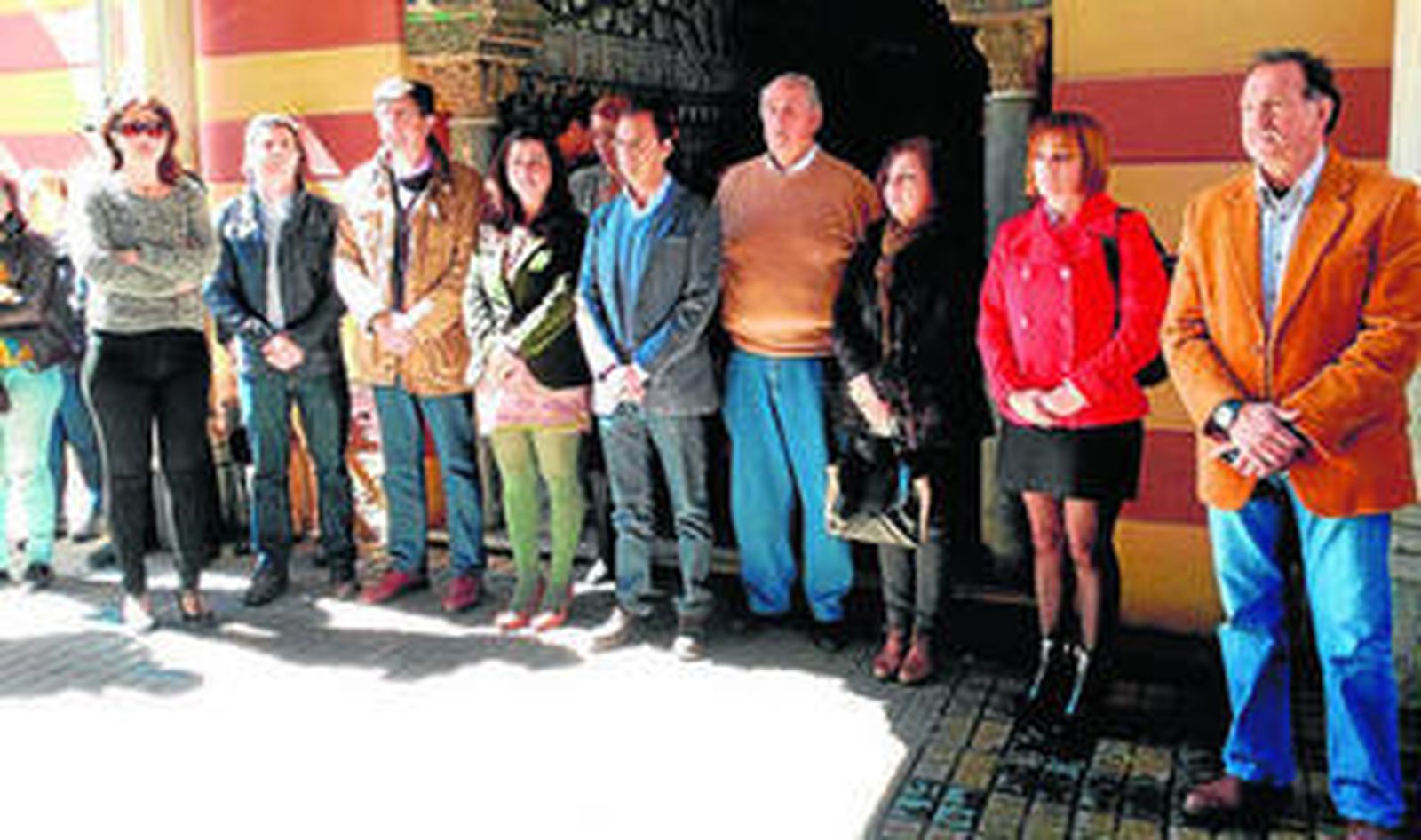 El minuto de silencio que se guardó ayer en el Ayuntamiento de Sanlúcar en recuerdo de las víctimas del accidente.
