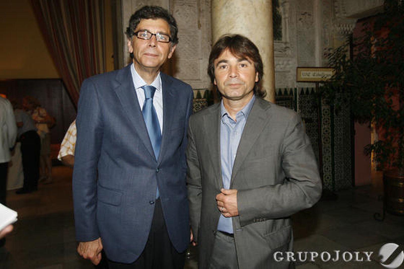 José Manuel Jiménez, de Cajasol, a la izquierda. Yjunto a él el concejal socialista del Ayuntamiento, Gonzalo Pando.

Foto: Joaquin Pino