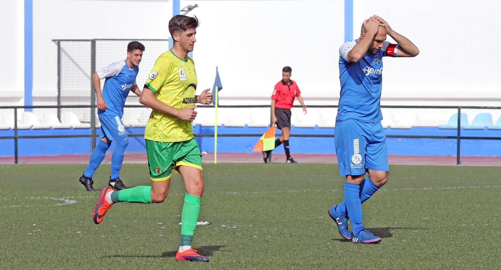 El capitán Diego Galiano se lleva las manos a la cabeza lamentando una ocasión perdida. El capitán Diego Galiano se lleva las manos a la cabeza lamentando una ocasión perdida.