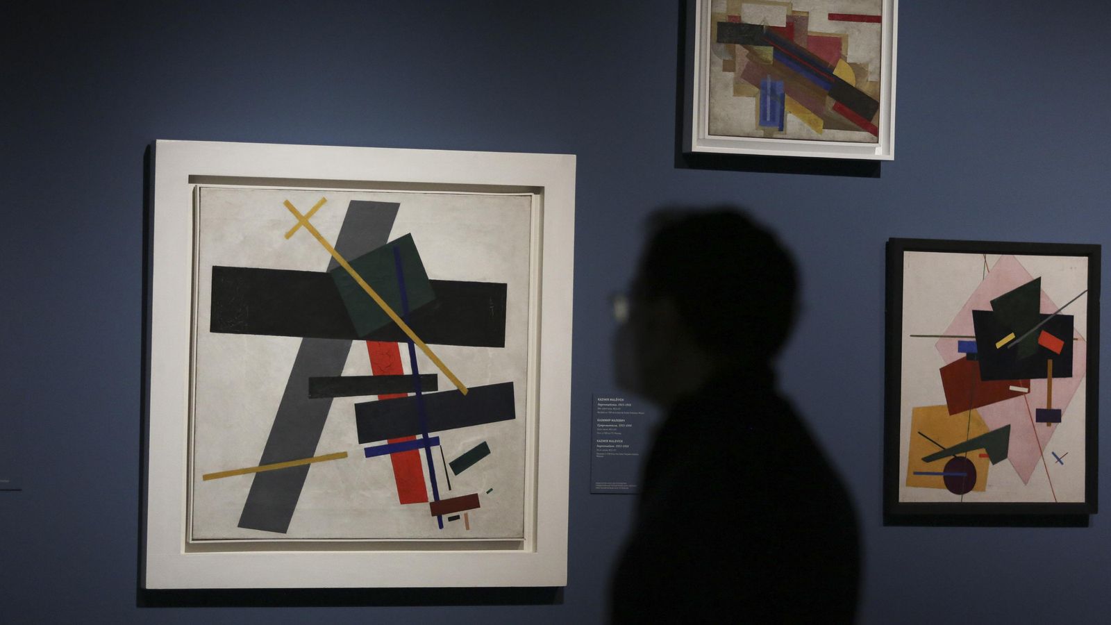 En primer plano la obra ‘Suprematismo’ de Kazimir Malévich.