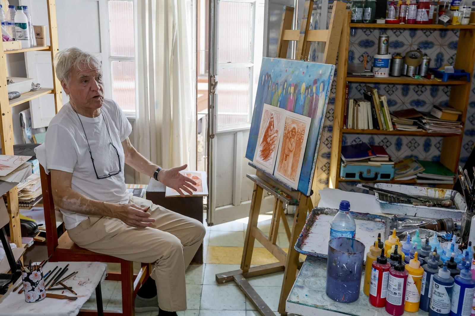 El pintor Manuel Lucas Adame, ante la interpretación del ‘Via Crucis’ en la que trabaja.