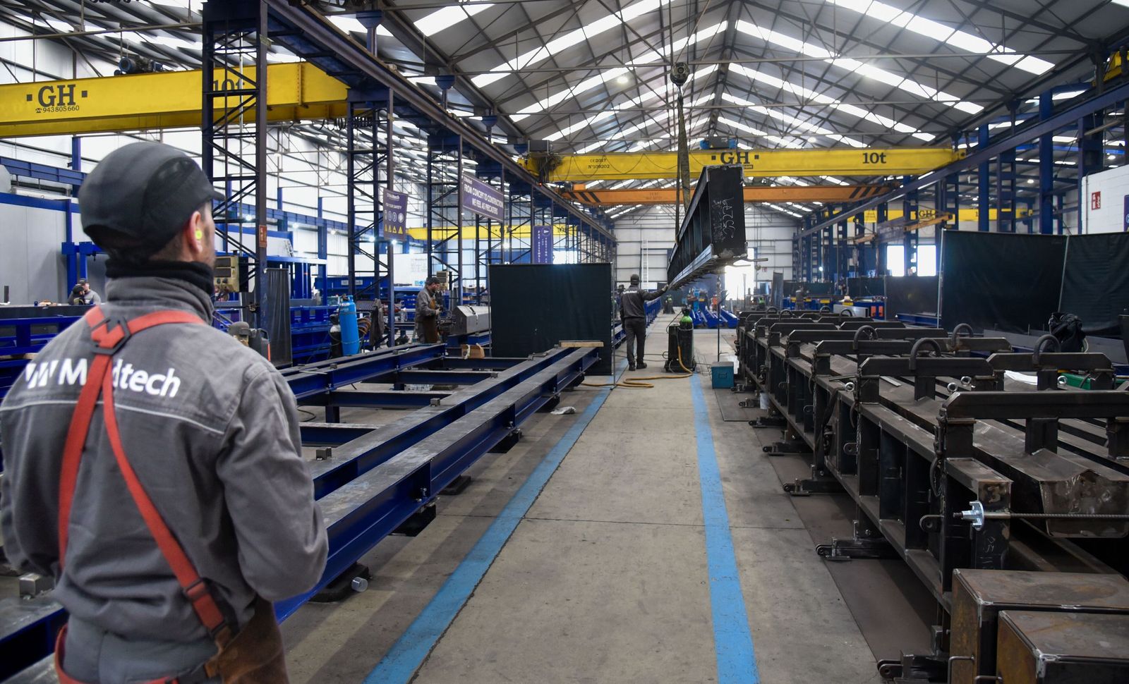 Un operario en la planta de la empresa ubicada en Alcalá de Guadaíra (Sevilla).