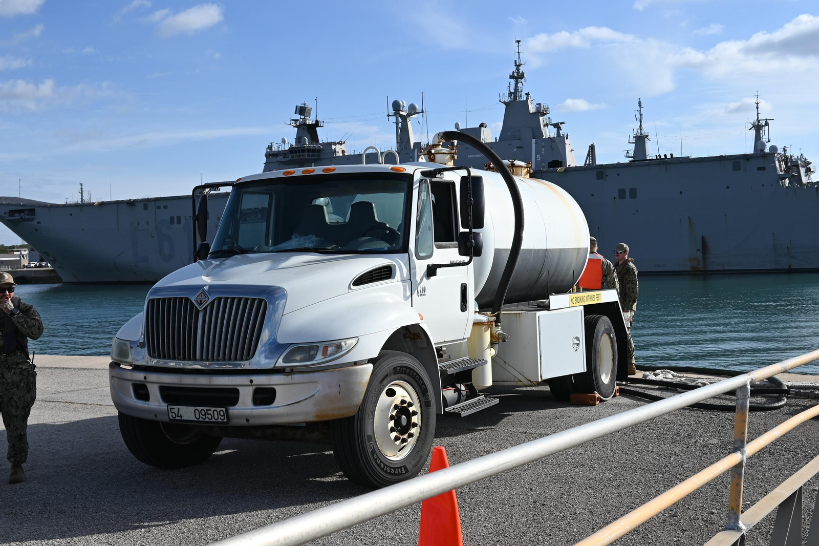Las imágenes del simulacro de vertido en la Base de Rota