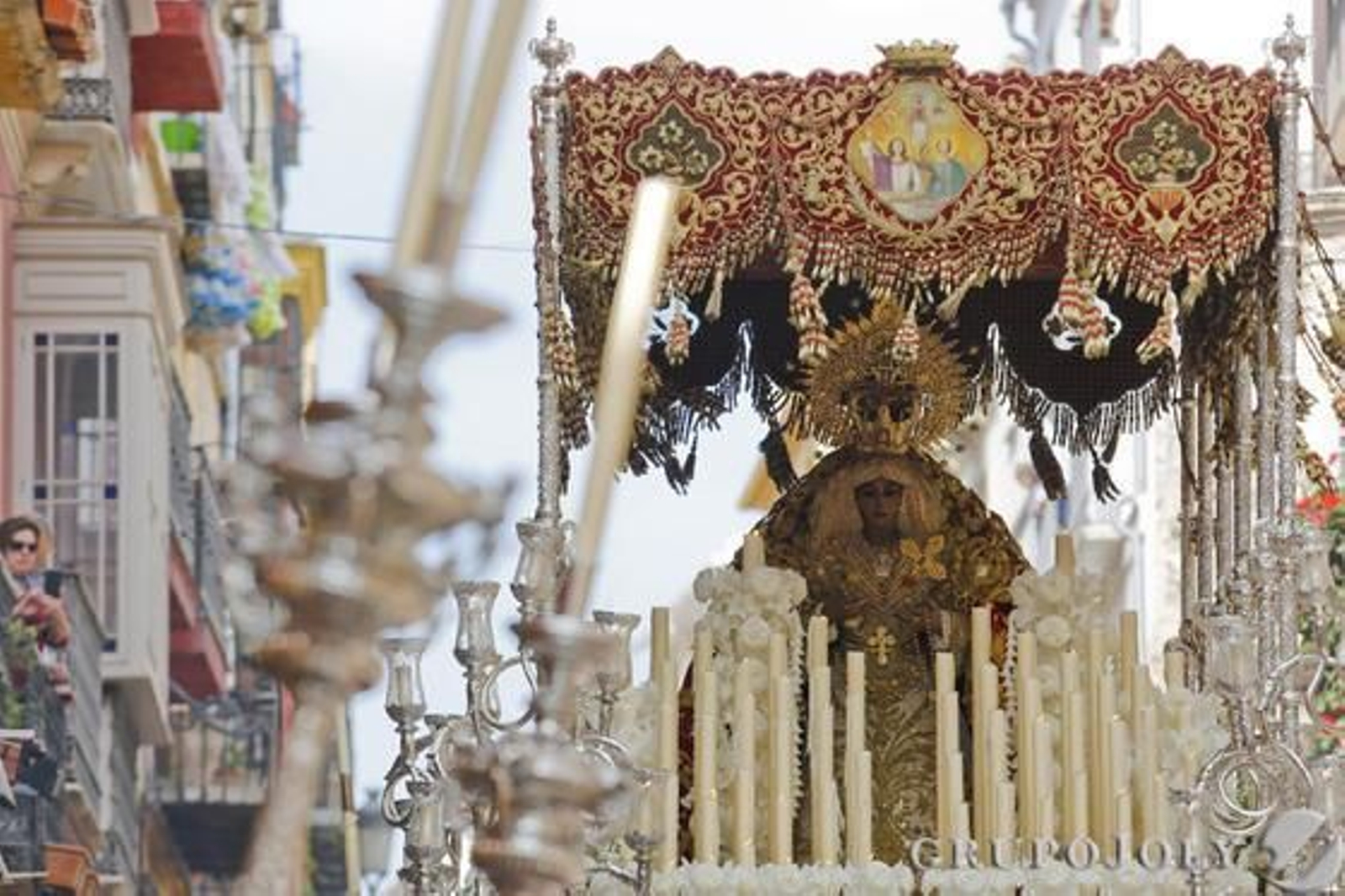 Crucifixión, Gitanos, Dolores del Puente, Pasión, Estudiantes y Cautivo protagonizaron una jornada en claroscuro./ Javier Albiñana