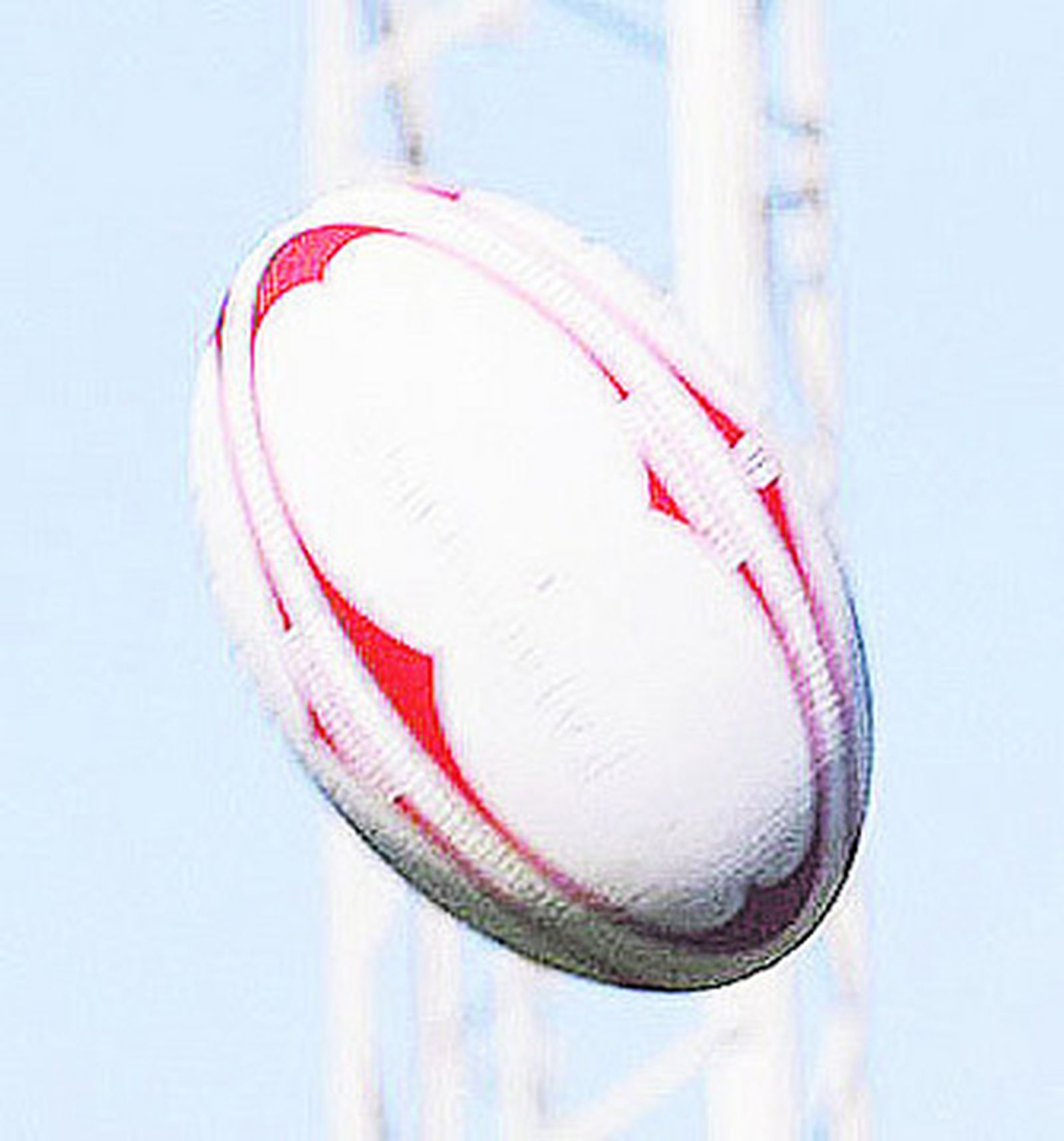 Israel se escapa con el balón bajo la atenta mirada de Manolo González.