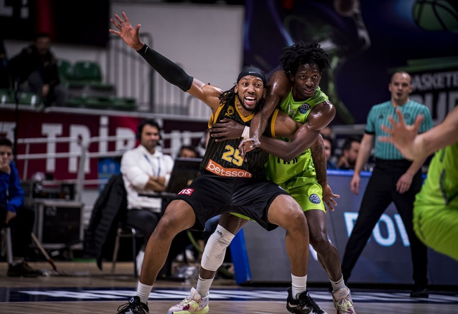 Akil Mitchell gana la posición.