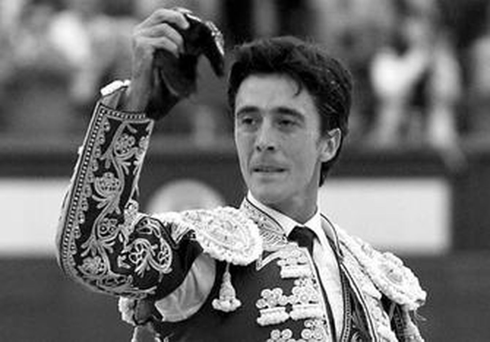 El Capea con la primera oreja de su carrera en la plaza de Las Ventas.