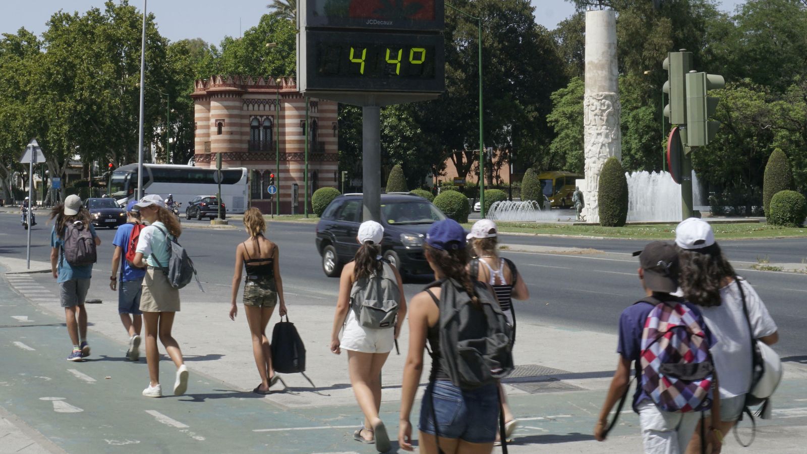 Turistas por el Costurero de la Reina de Sevilla cuando el calor aprieta.