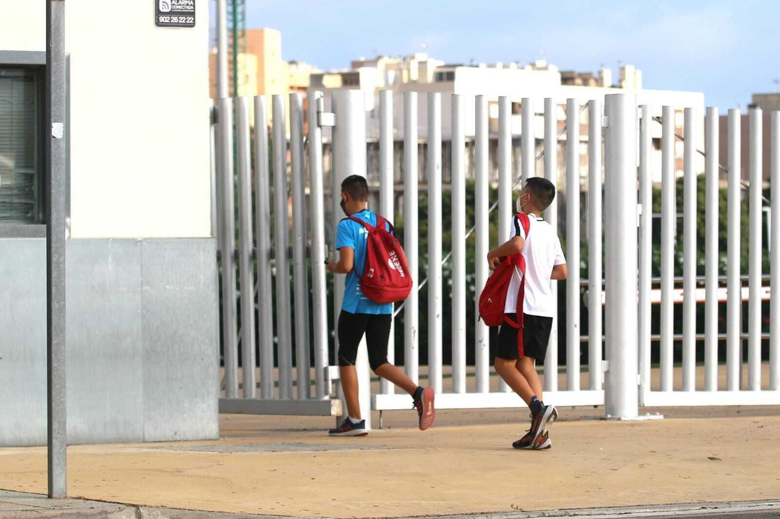 Deportistas entrando al estadio esta misma tarde.