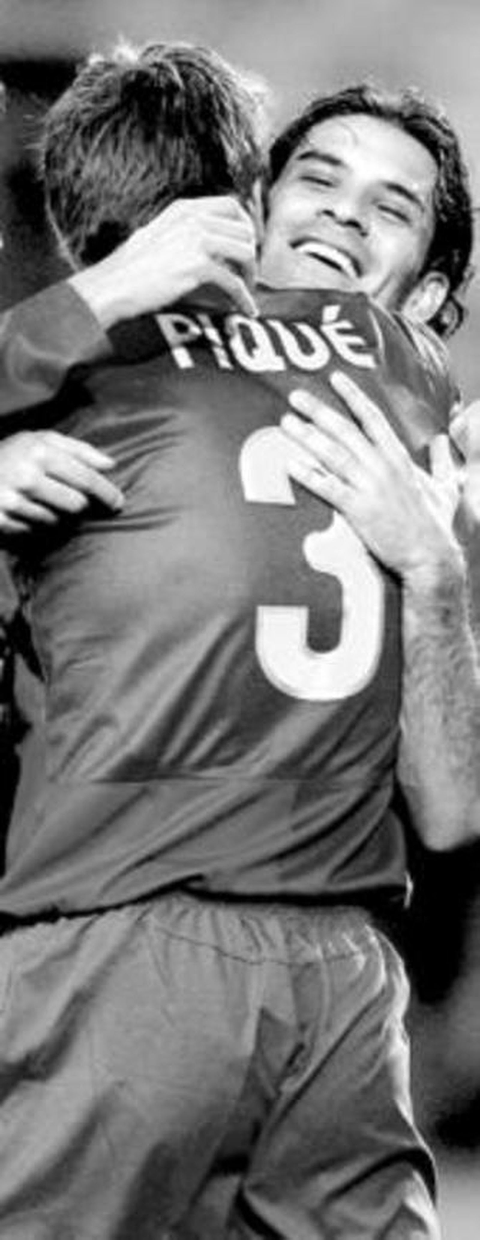 Piqué se abraza Márquez, al que sustituye hoy en el once.