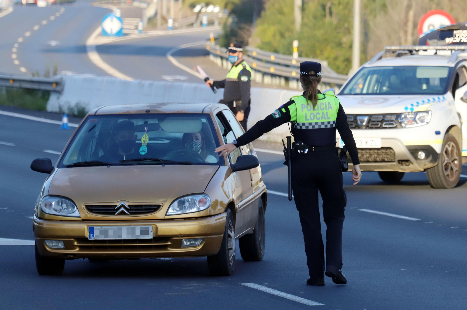 Control de la Policía Local de Huelva en la A-49 durante el primer estado de alarma.